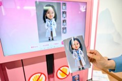 <b>员向“活力中国调研行”采访勾当的记者展现了</b>